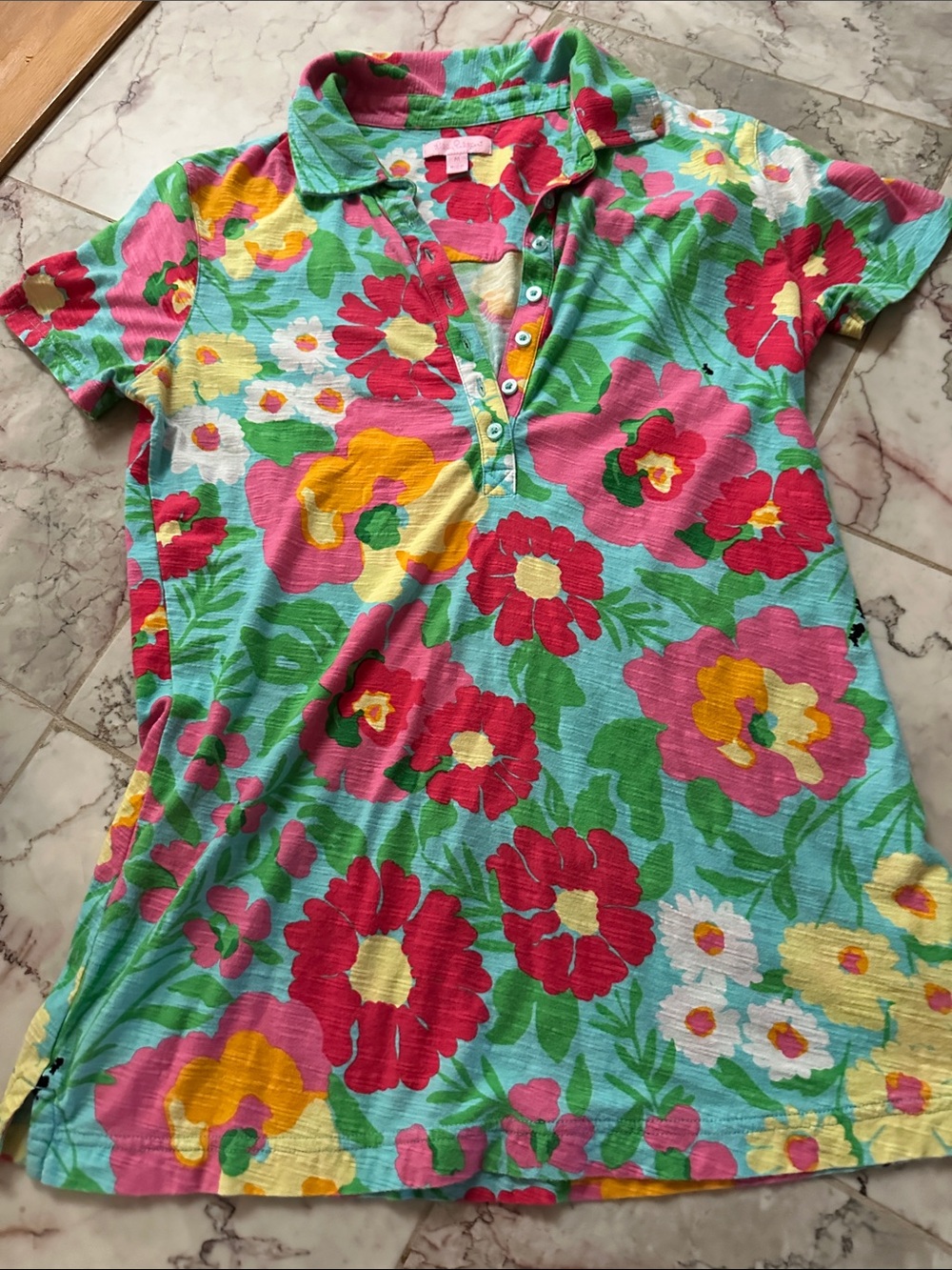 Lily Pulitzer floral top button down half way. Perfect condition